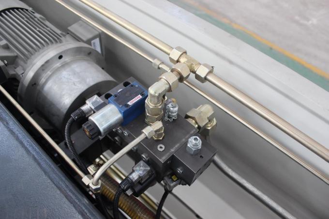 เครื่องตัดแผ่นแรงดันไฟฟ้า 0.3mm 3200 X 200 ตัน CNC Press Brake